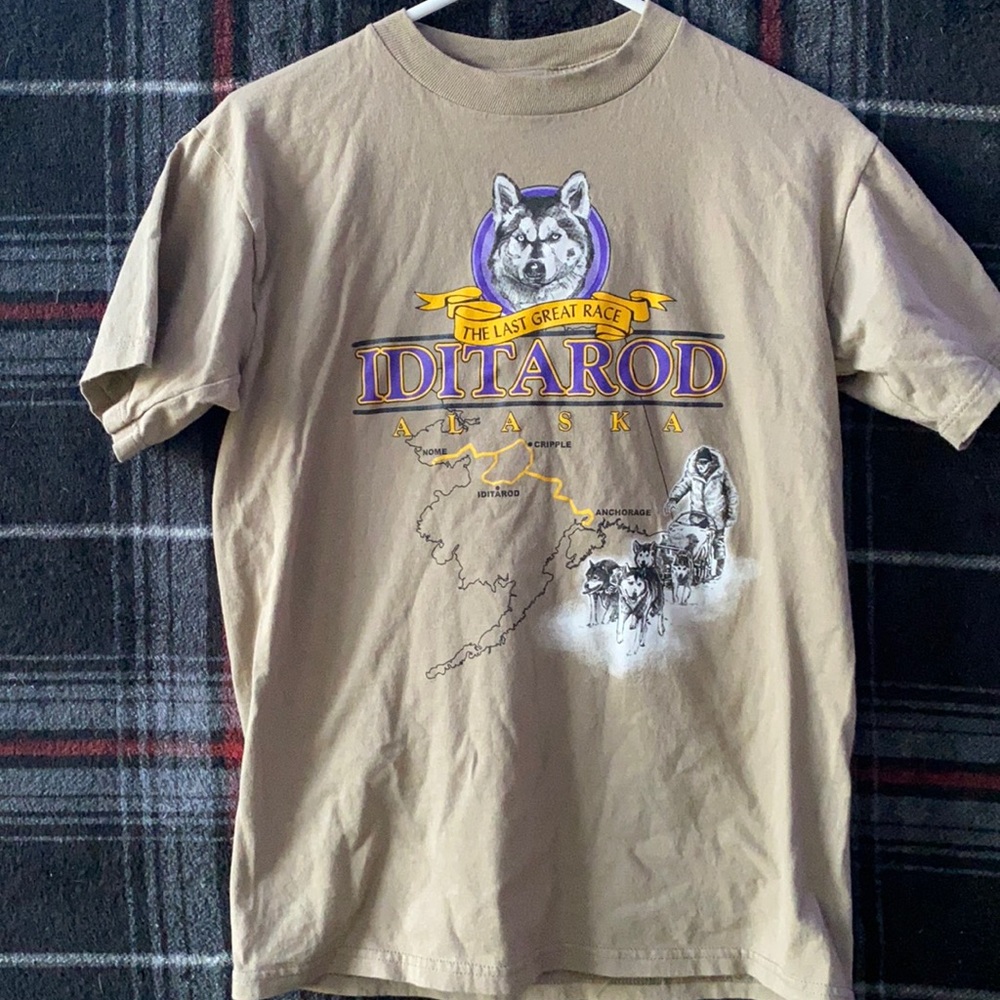 Men’s adult small vintage Alaska wolf short sleeve tee